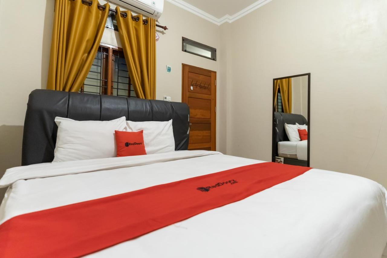 Reddoorz At Joyce Guest House Медан Екстер'єр фото
